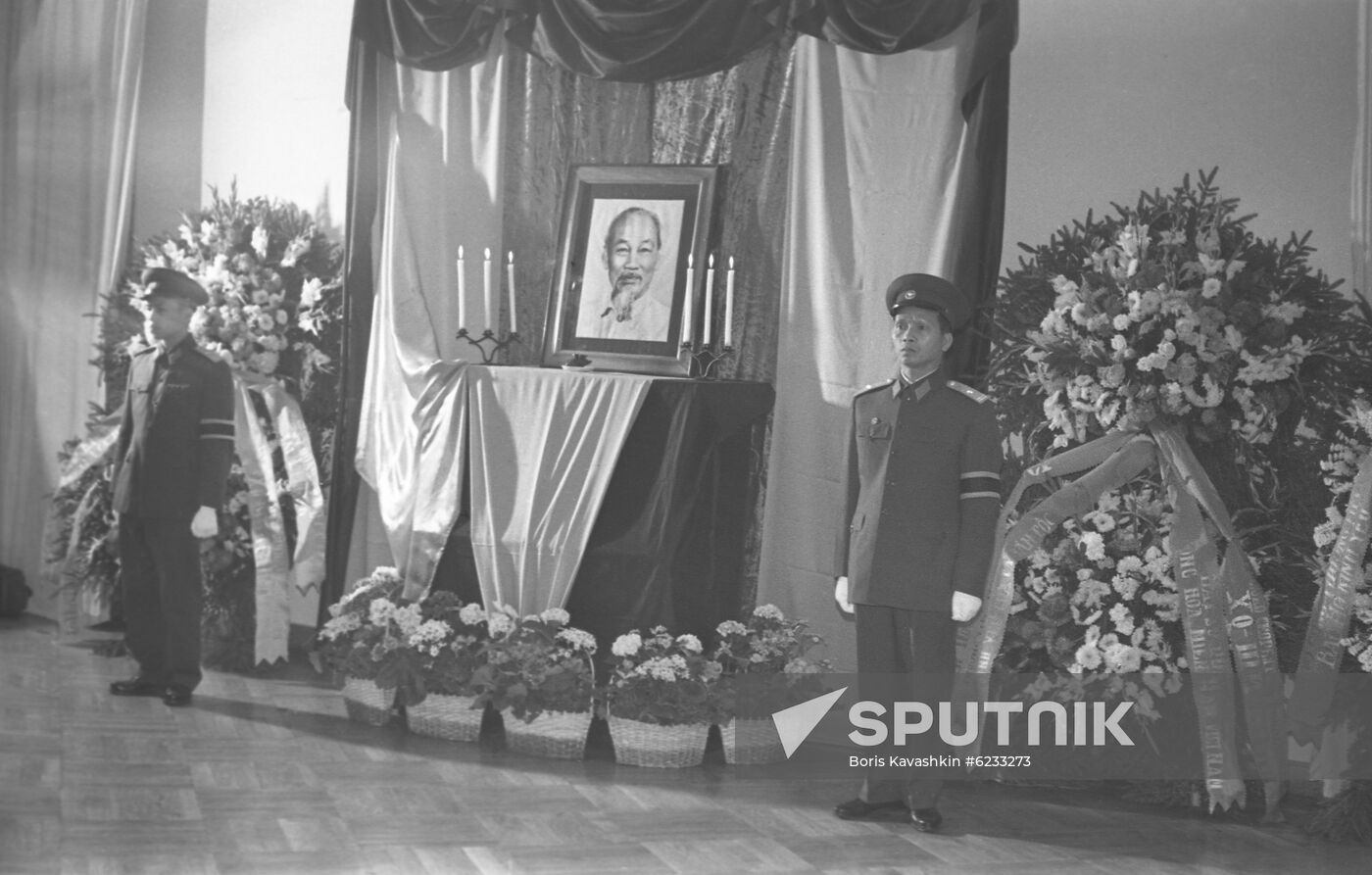 Guard of honor during mourning at Democratic Republic of Vietnam Embassy in Moscow