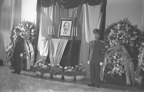 Guard of honor during mourning at Democratic Republic of Vietnam Embassy in Moscow