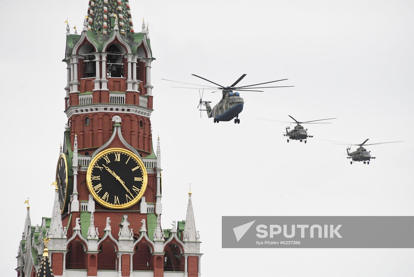 Victory Day flypast in Moscow