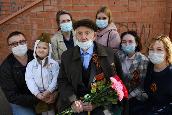 WWII veterans greeted on Victory Day