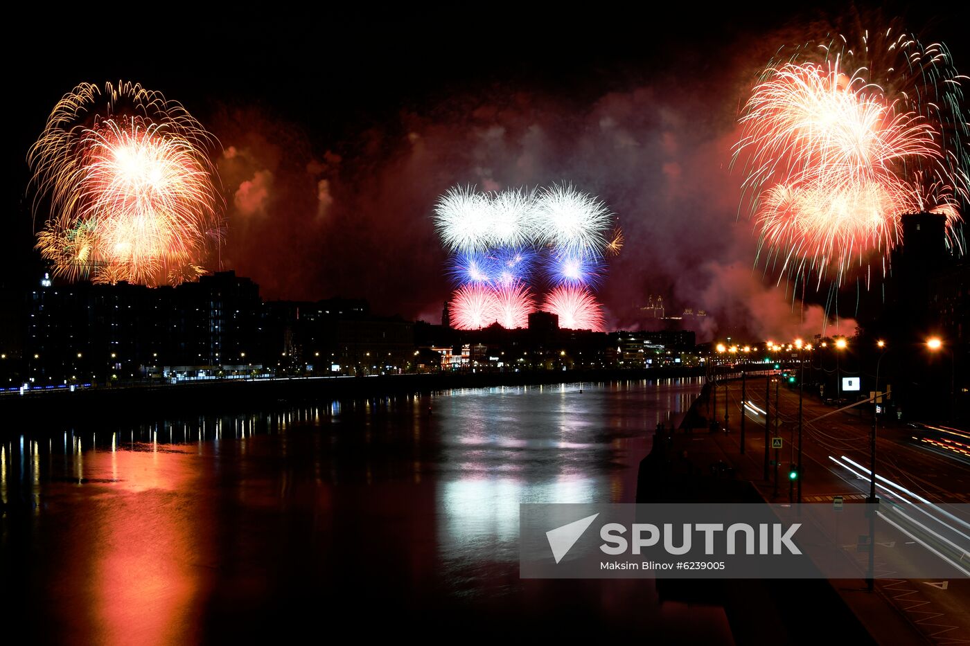 Fireworks marking 75th anniversary of Victory in Moscow