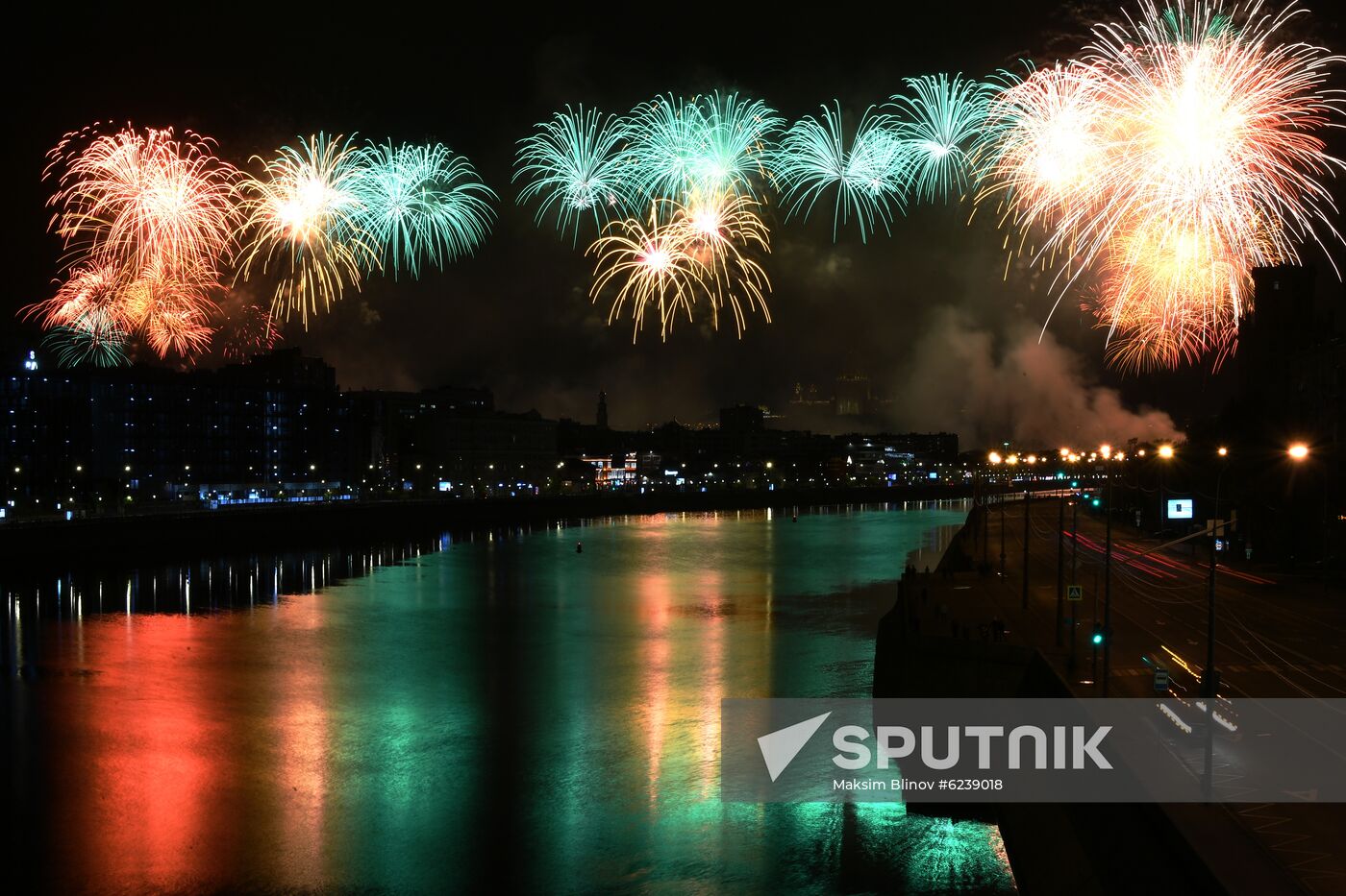 Fireworks marking 75th anniversary of Victory in Moscow