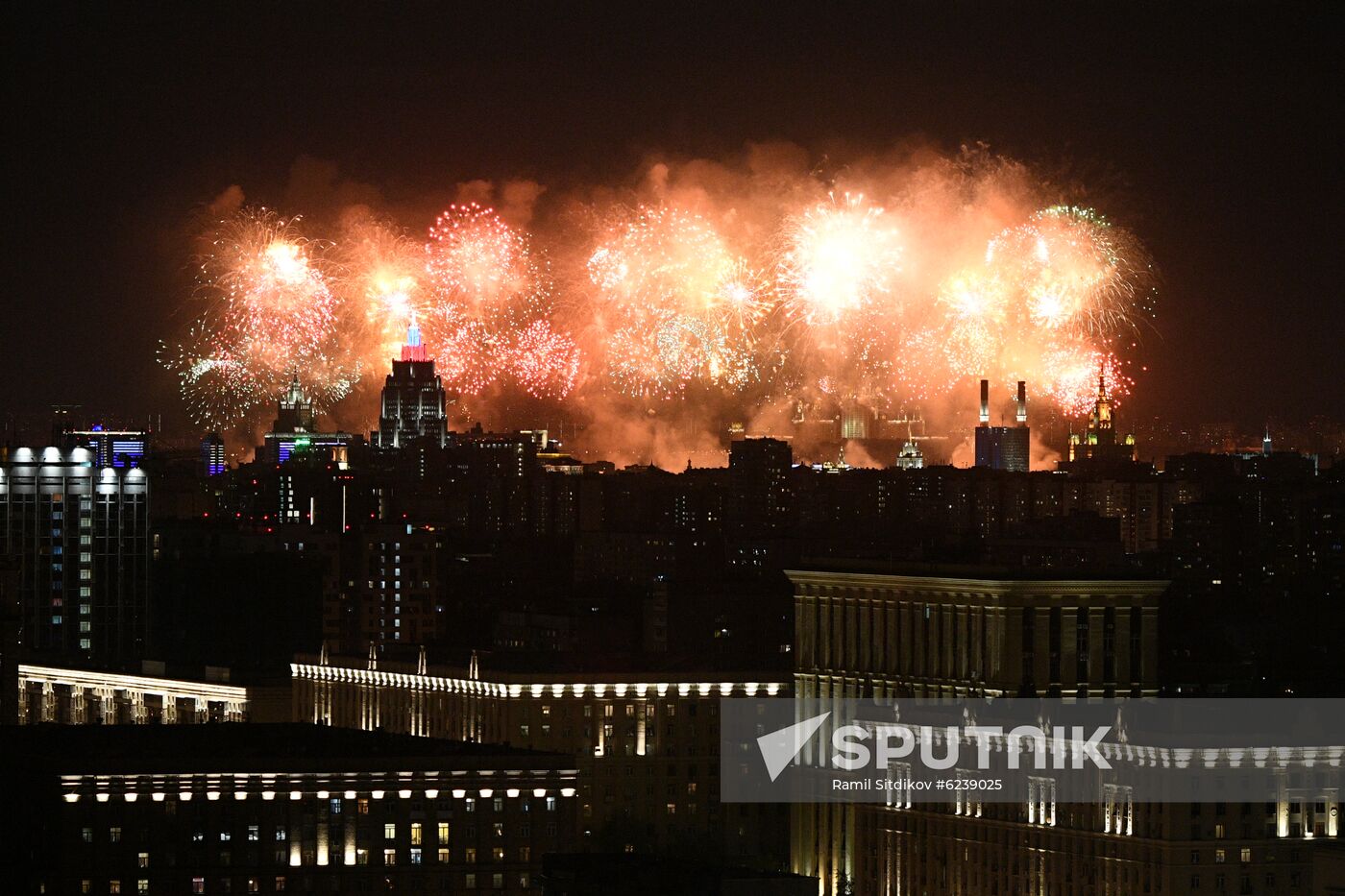 Fireworks marking 75th anniversary of Victory in Moscow