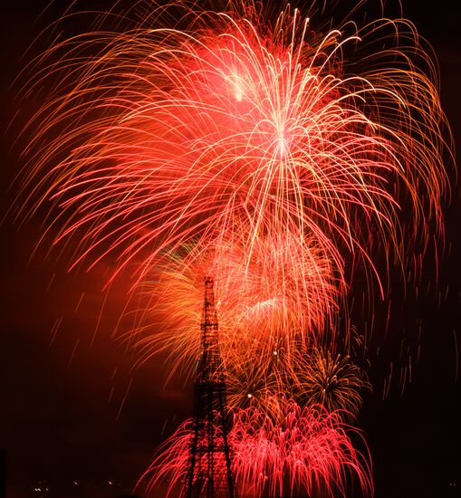 Fireworks marking 75th anniversary of Victory in Moscow