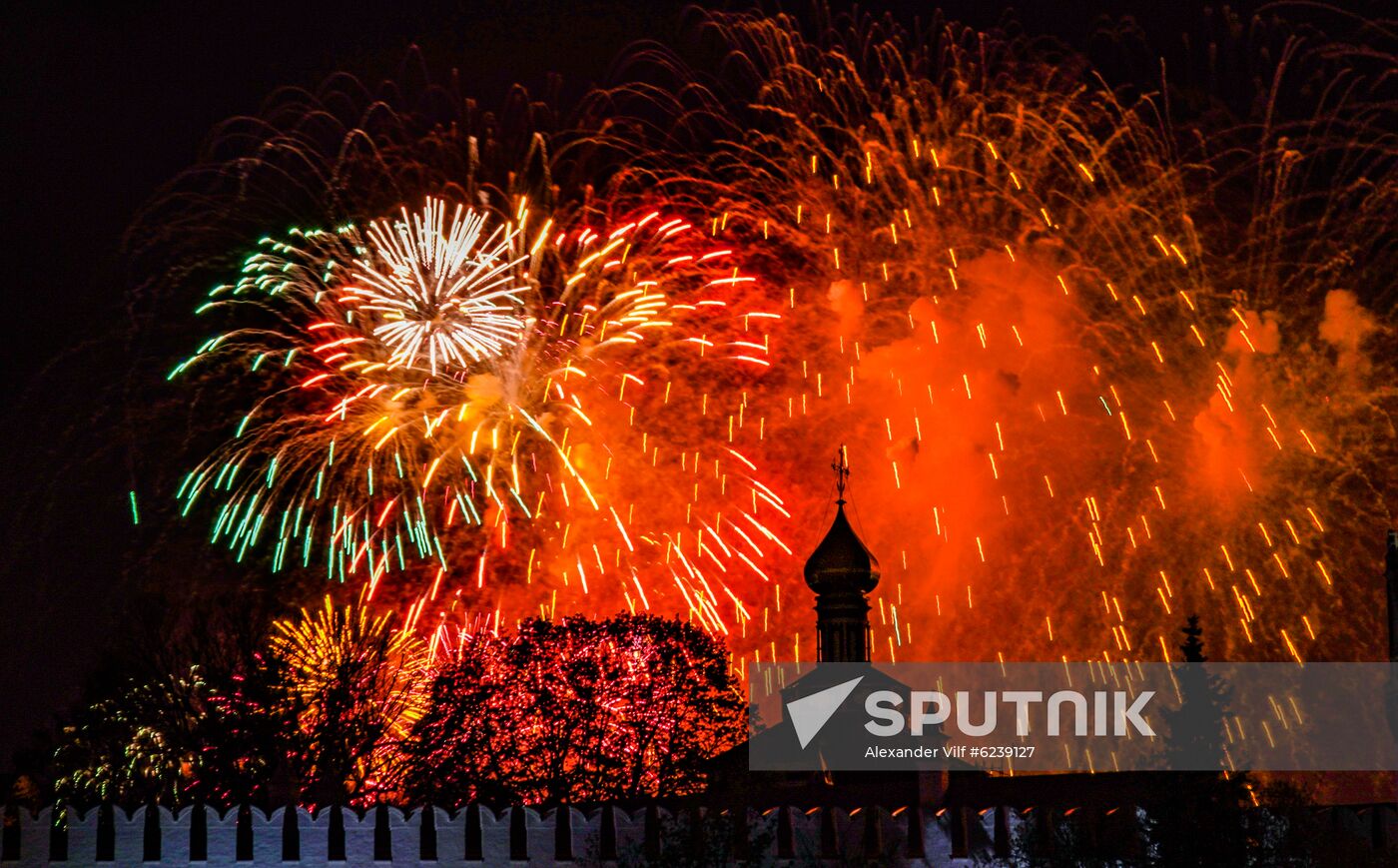 Fireworks marking 75th anniversary of Victory in Moscow