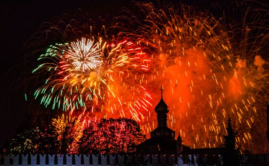 Fireworks marking 75th anniversary of Victory in Moscow