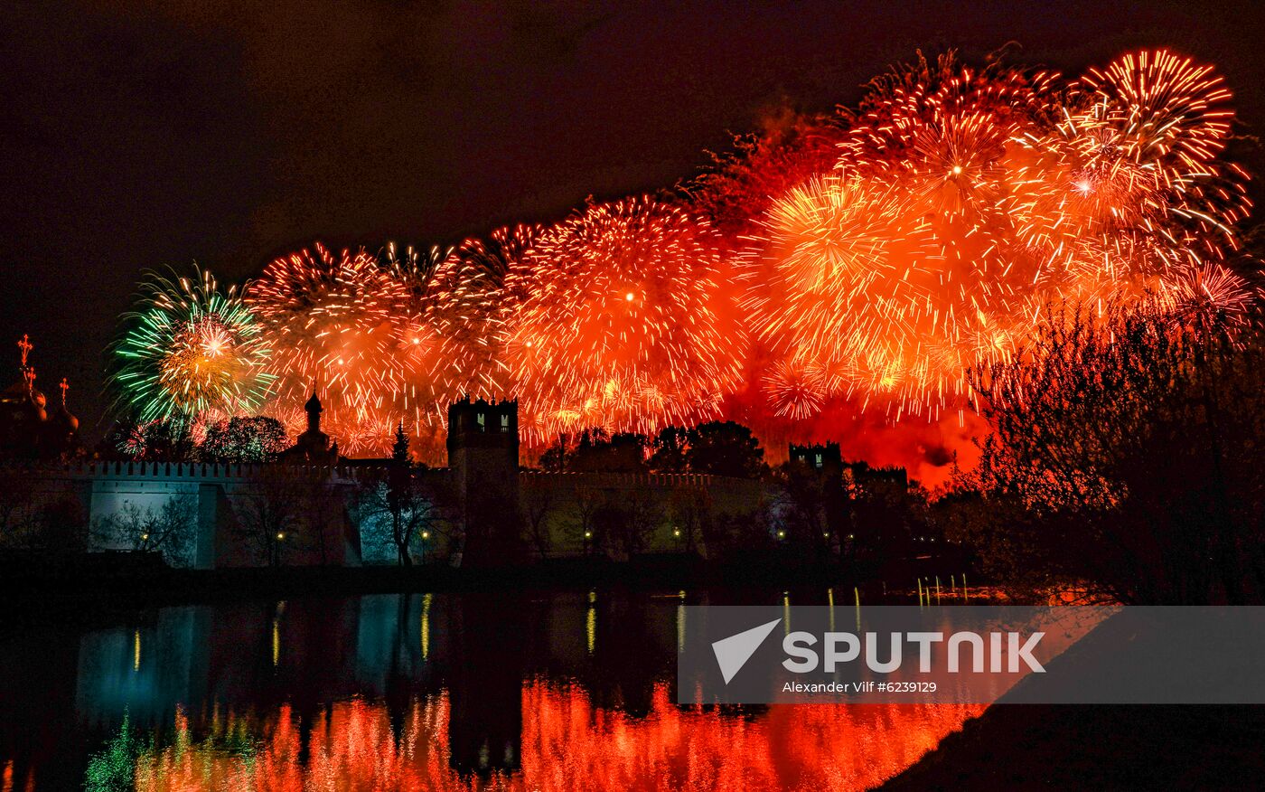 Fireworks marking 75th anniversary of Victory in Moscow