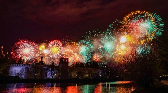 Fireworks marking 75th anniversary of Victory in Moscow