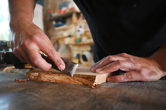 Sochi resident sets up furniture production in his own yard