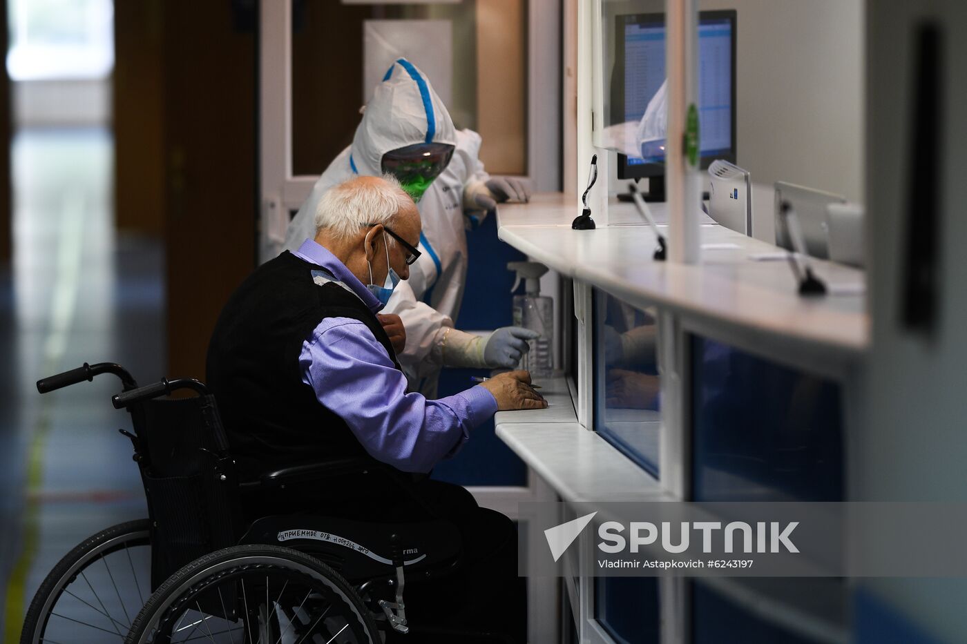A medical worker wearing personal protective equipment (PPE) and a patient are pictured at the RZD Medicine at Semashko Railway Clinical Hospital, where patients suffering from the coronavirus disease are treated, in Moscow, Russia.The coronavirus medical centre has a bed capacity of 550, including 40 in the intensive care unit. Location: Russia, Moscow. Author: Vladimir Astapkovich/Sputnik. Russia Coronavirus Treatment