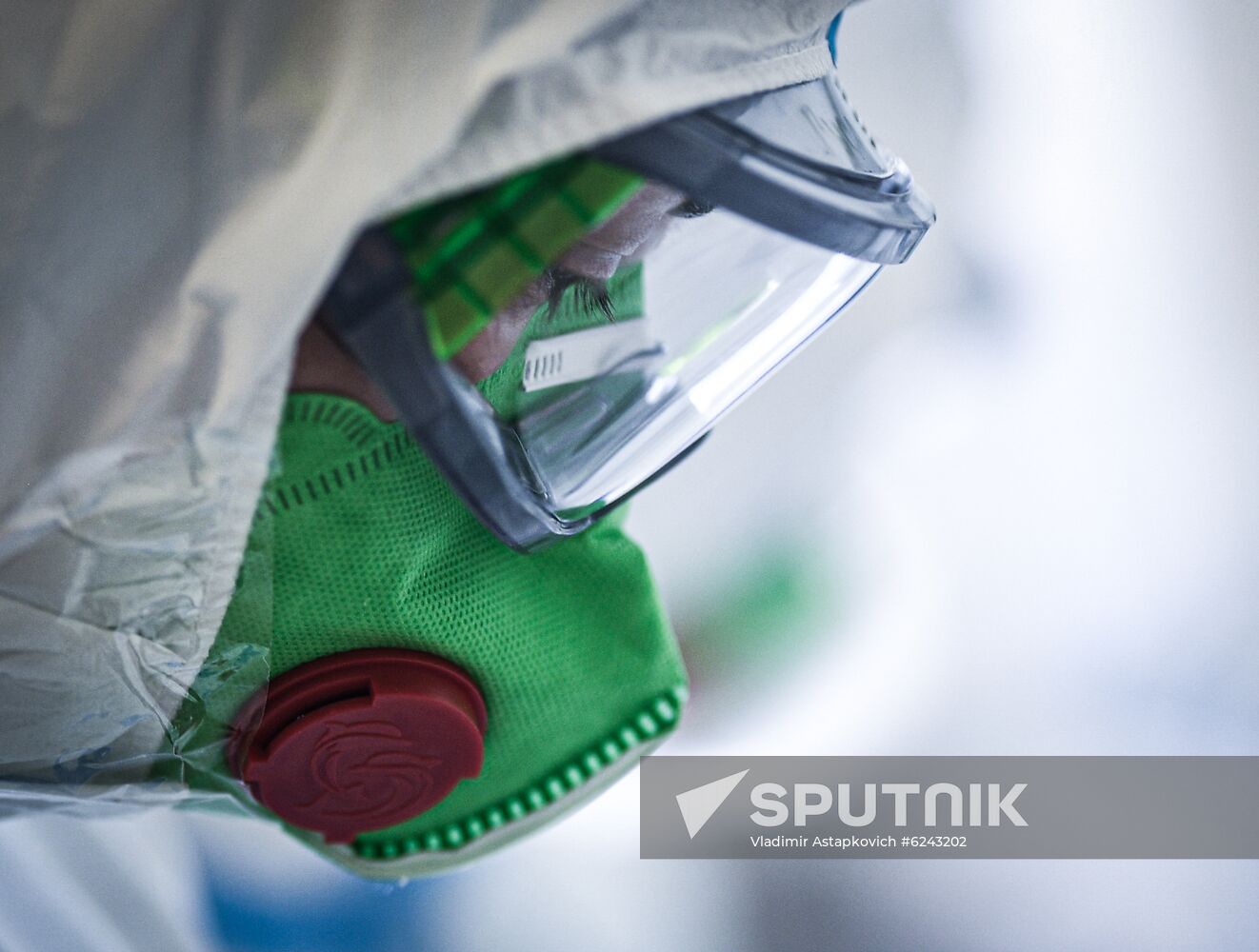A medical worker wearing personal protective equipment (PPE) is pictured at the RZD Medicine at Semashko Railway Clinical Hospital, where patients suffering from the coronavirus disease are treated, in Moscow, Russia.The coronavirus medical centre has a bed capacity of 550, including 40 in the intensive care unit. Location: Russia, Moscow. Author: Vladimir Astapkovich/Sputnik. Russia Coronavirus Treatment