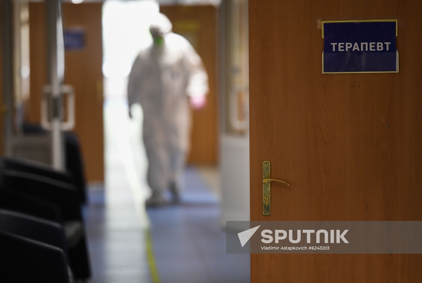 A medical worker wearing personal protective equipment (PPE) is pictured at the RZD Medicine at Semashko Railway Clinical Hospital, where patients suffering from the coronavirus disease are treated, in Moscow, Russia.The coronavirus medical centre has a bed capacity of 550, including 40 in the intensive care unit. Location: Russia, Moscow. Author: Vladimir Astapkovich/Sputnik. Russia Coronavirus Treatment