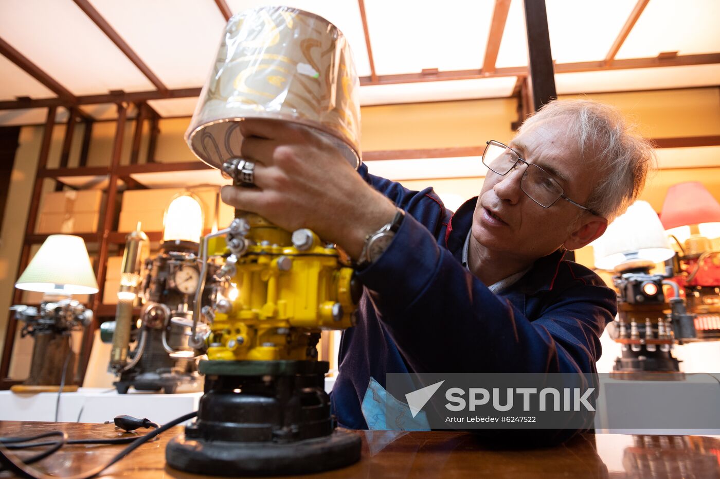 Sochi artist makes lamps using auto components