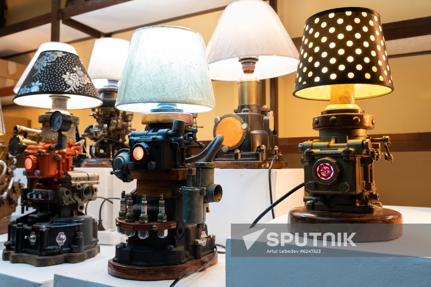 Sochi artist makes lamps using auto components