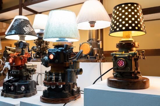 Sochi artist makes lamps using auto components