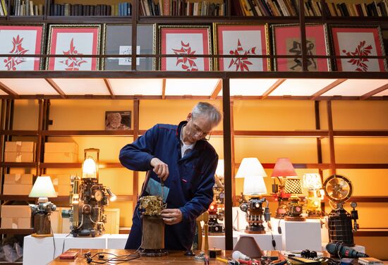 Sochi artist makes lamps using auto components