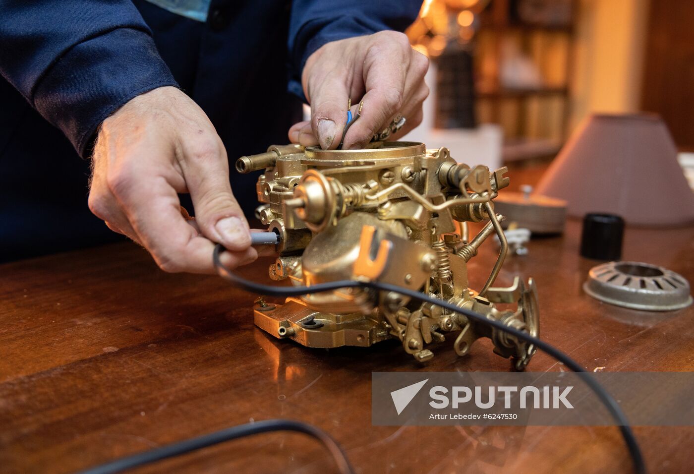 Sochi artist makes lamps using auto components