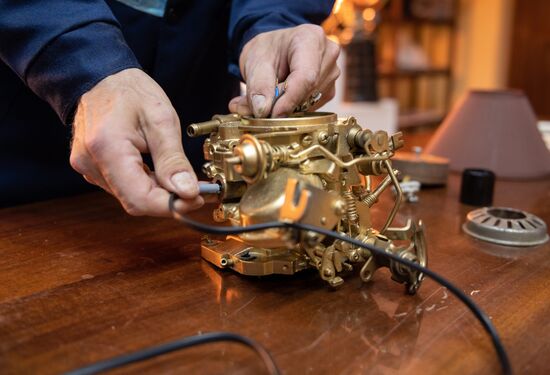 Sochi artist makes lamps using auto components