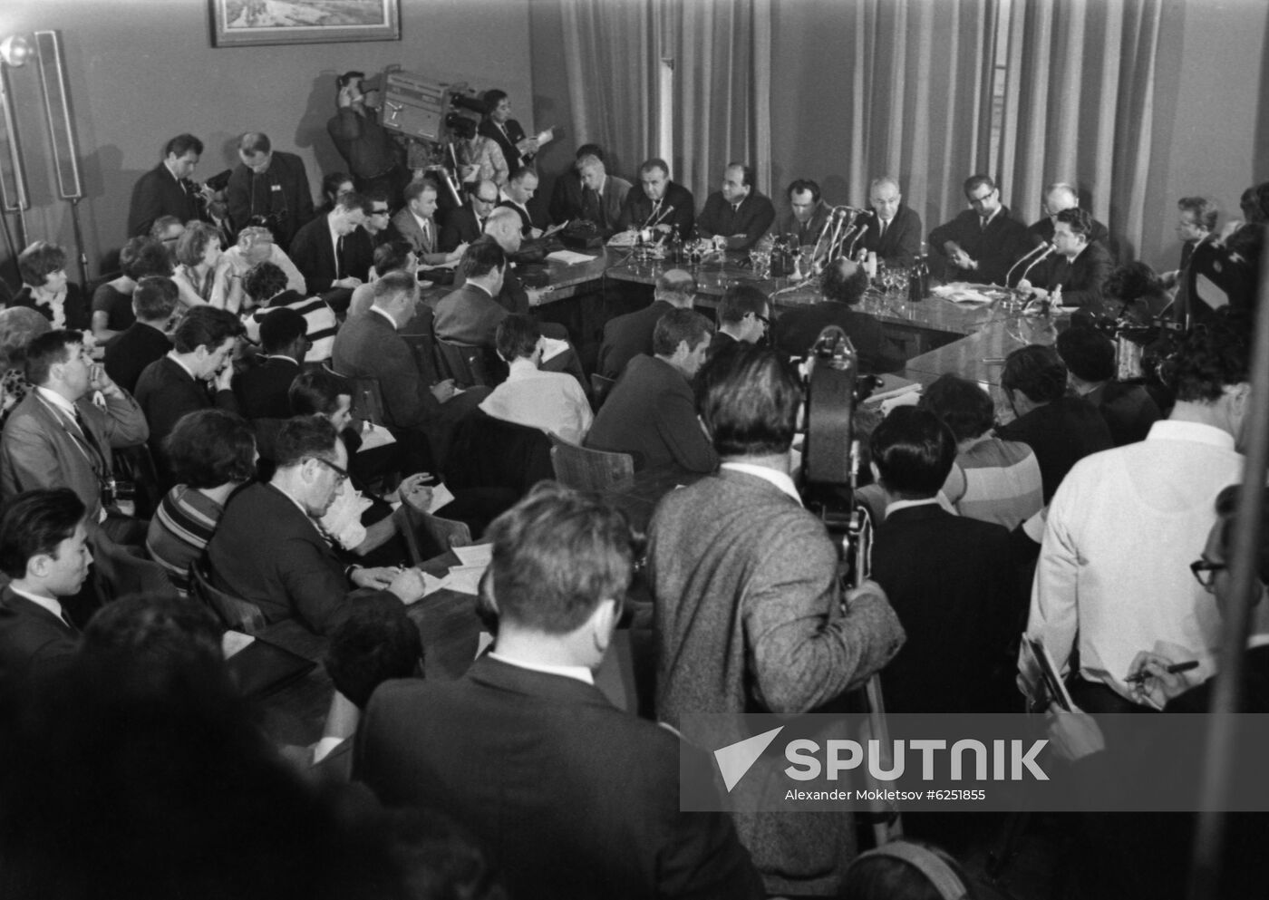 Bulgarian party-and-government delegation visits USSR
