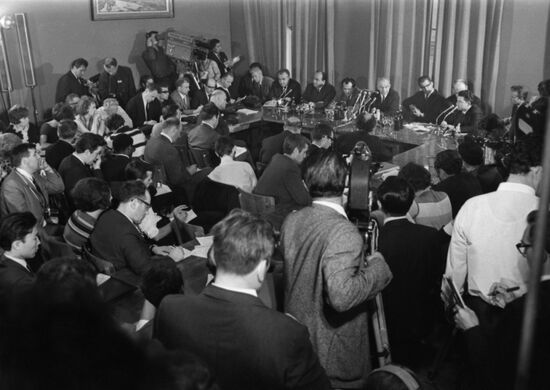 Bulgarian party-and-government delegation visits USSR