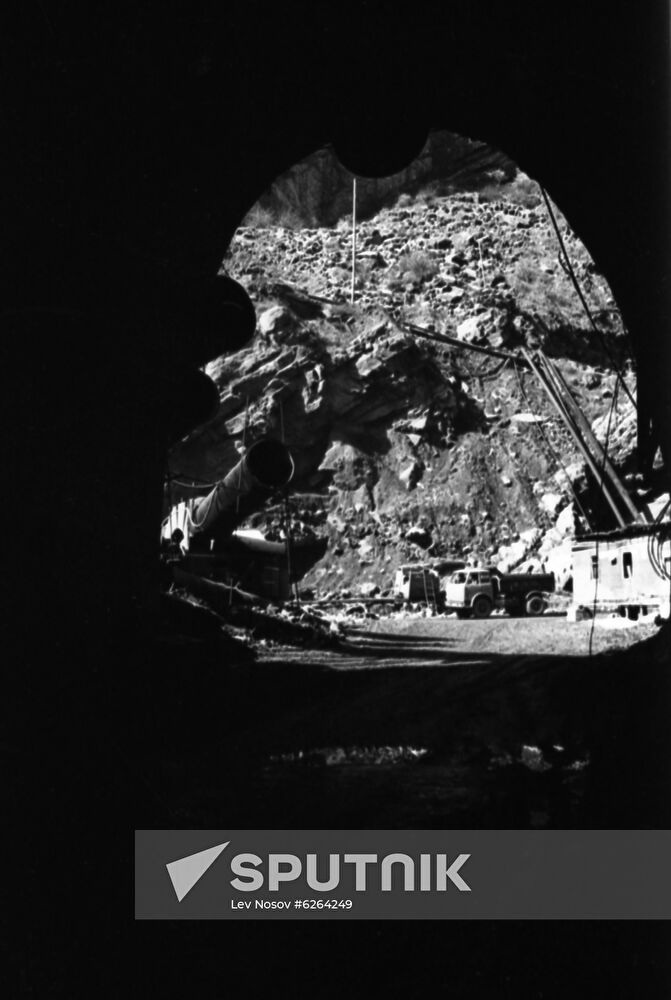Construction of Nurek hydropower plant