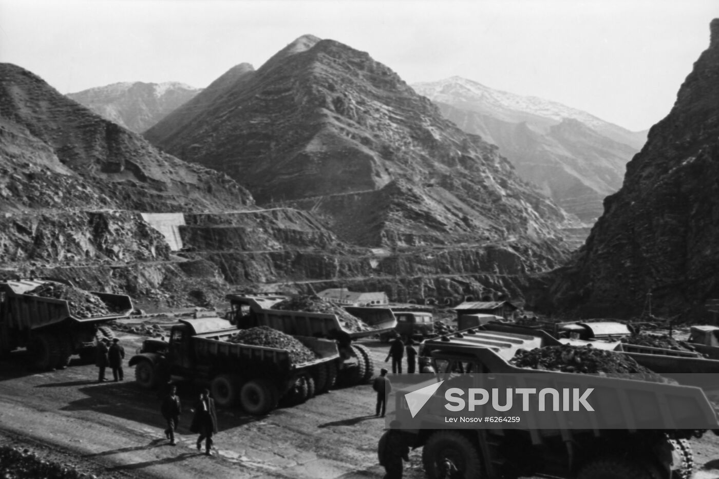 Construction of Nurek hydropower plant