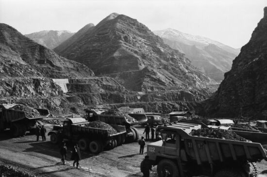 Construction of Nurek hydropower plant