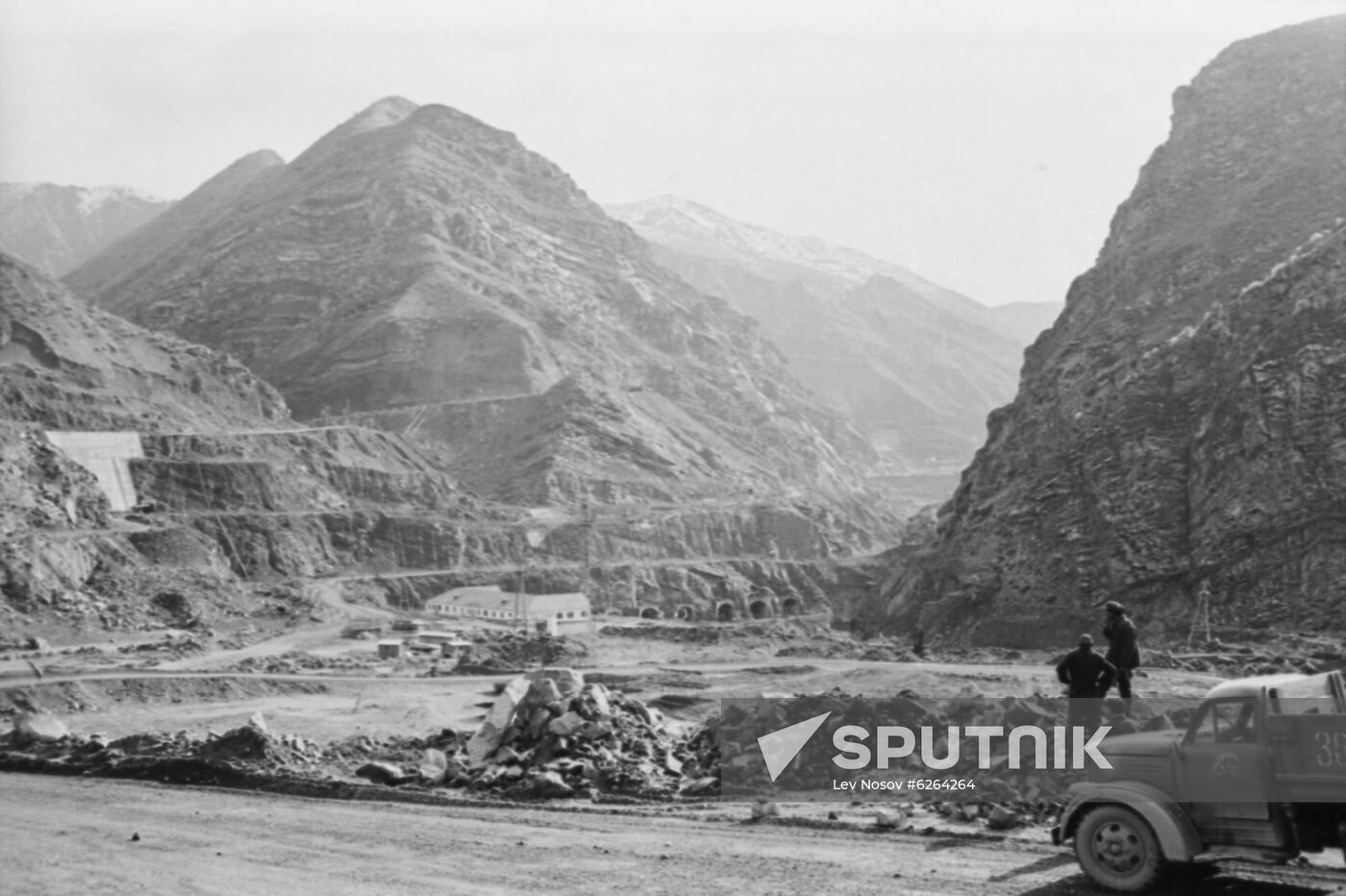Construction of Nurek hydropower plant