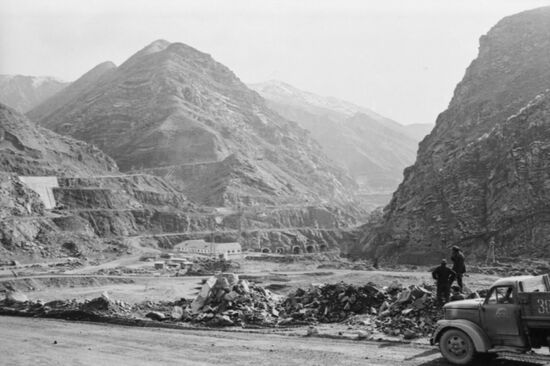 Construction of Nurek hydropower plant