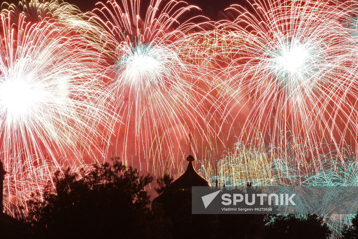 Fireworks in Moscow marking 75th anniversary of Victory in World War II