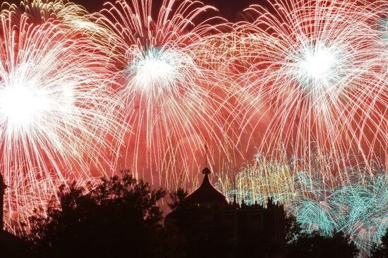 Fireworks in Moscow marking 75th anniversary of Victory in World War II