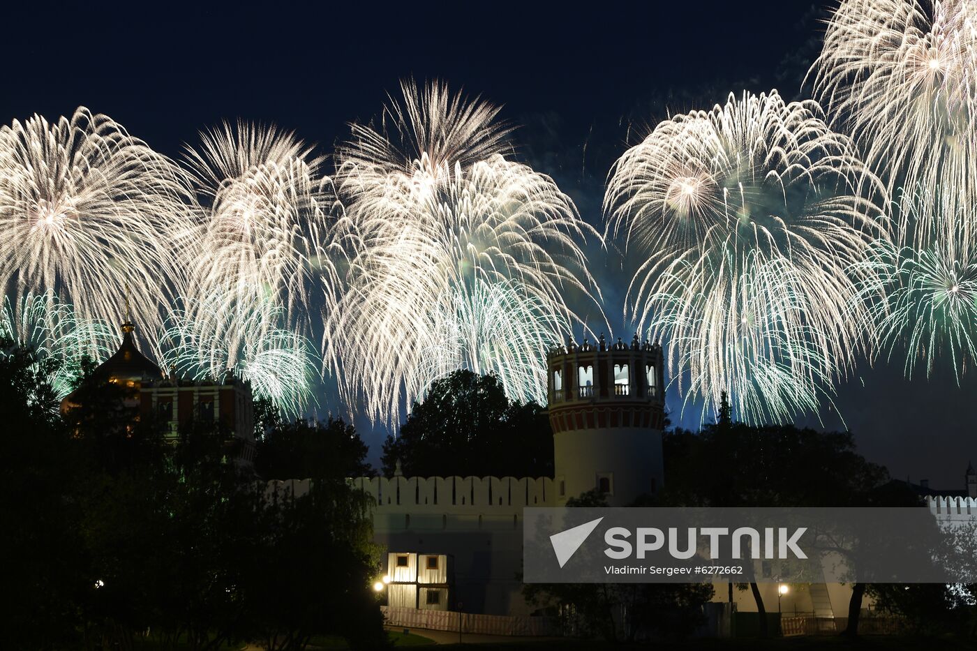 Fireworks in Moscow marking 75th anniversary of Victory in World War II
