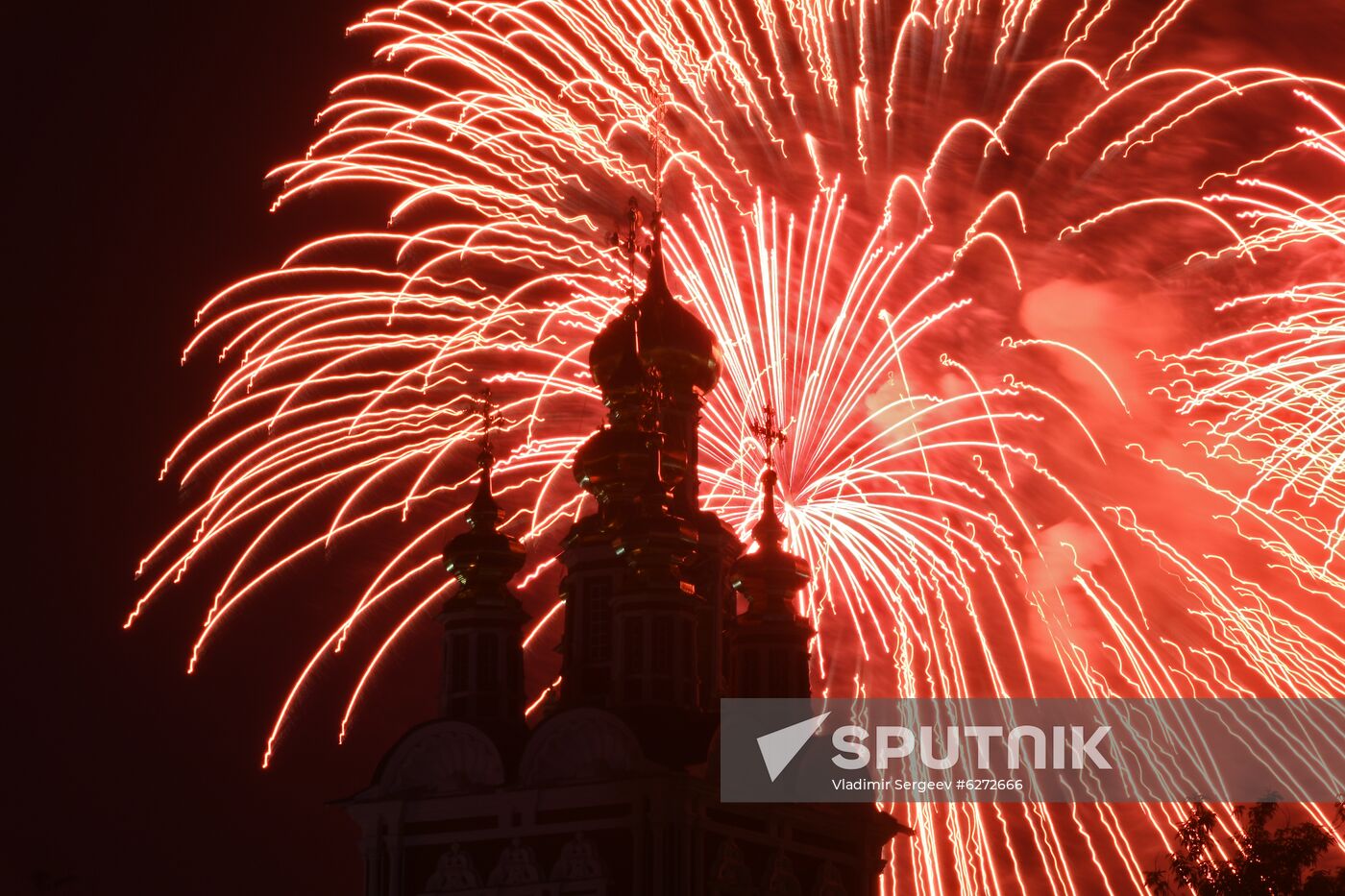 Fireworks in Moscow marking 75th anniversary of Victory in World War II