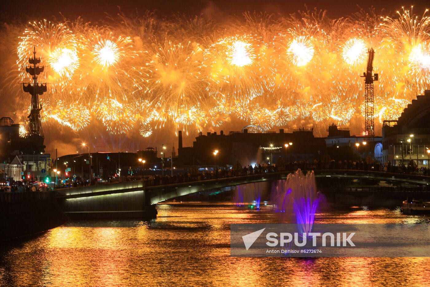 Fireworks in Moscow marking 75th anniversary of Victory in World War II