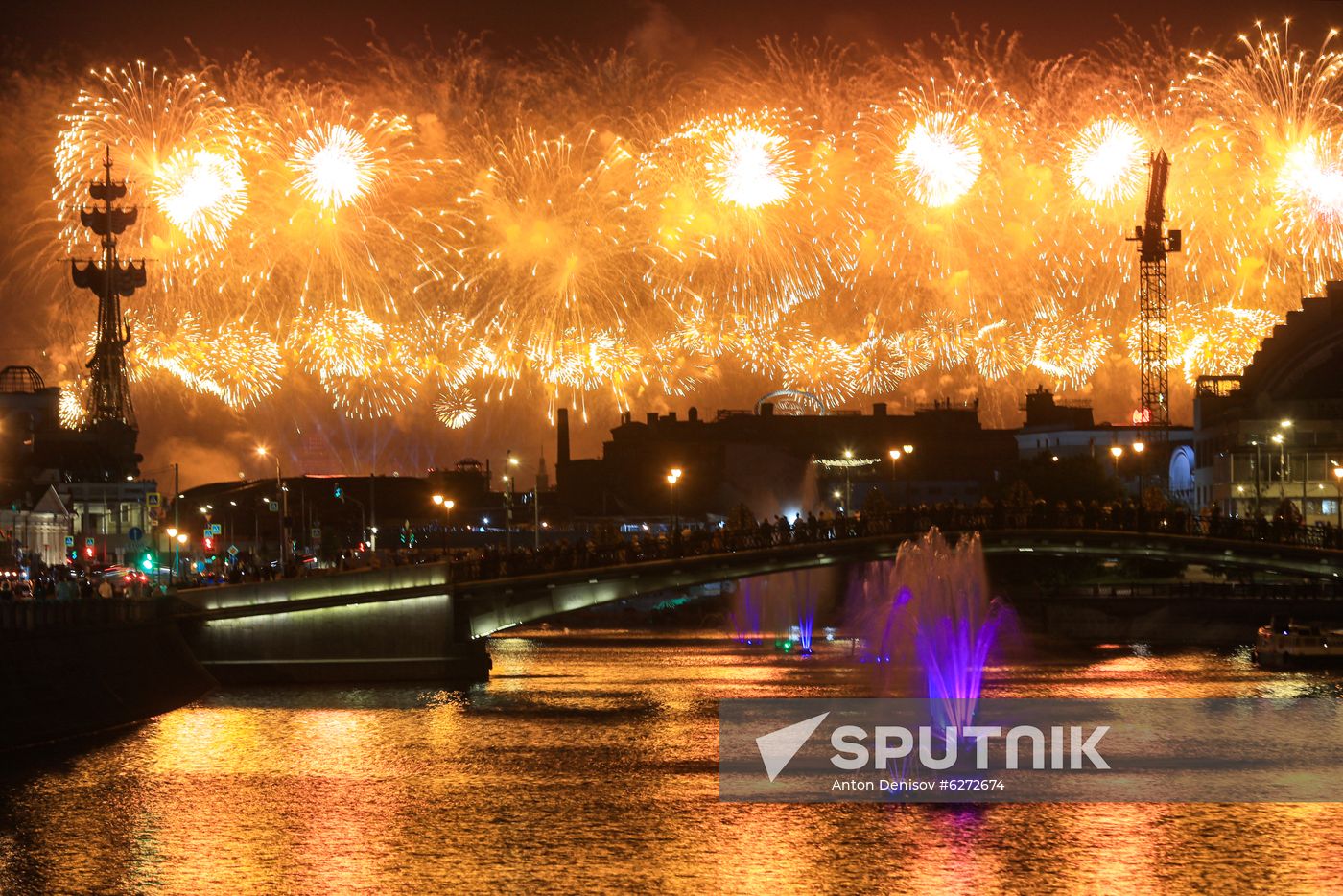 Fireworks in Moscow marking 75th anniversary of Victory in World War II