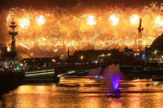 Fireworks in Moscow marking 75th anniversary of Victory in World War II