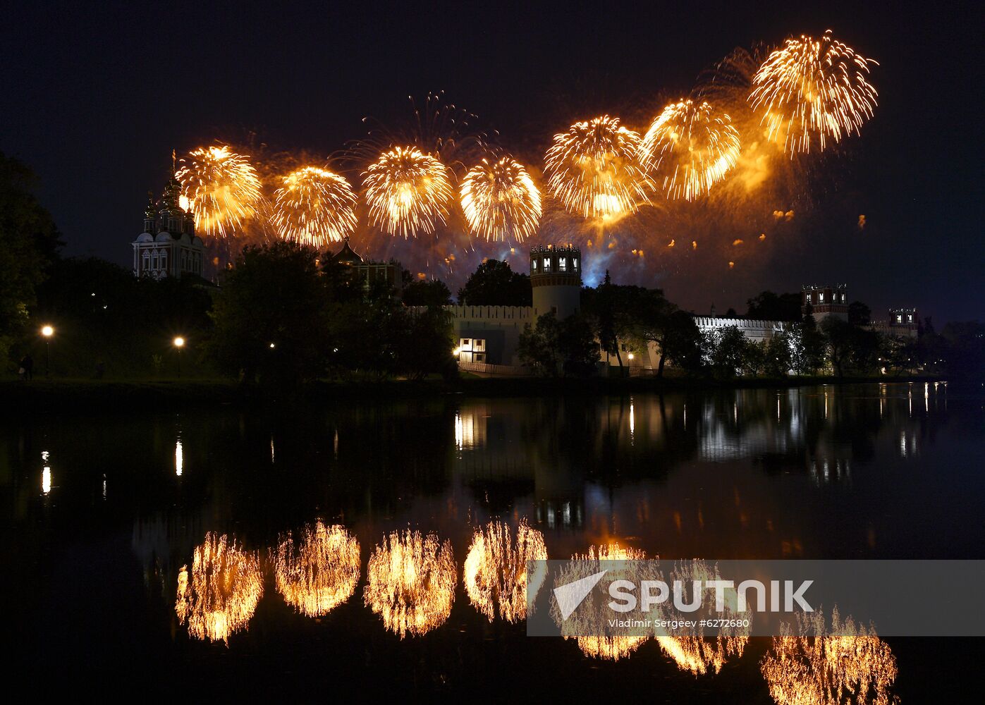 Fireworks in Moscow marking 75th anniversary of Victory in World War II