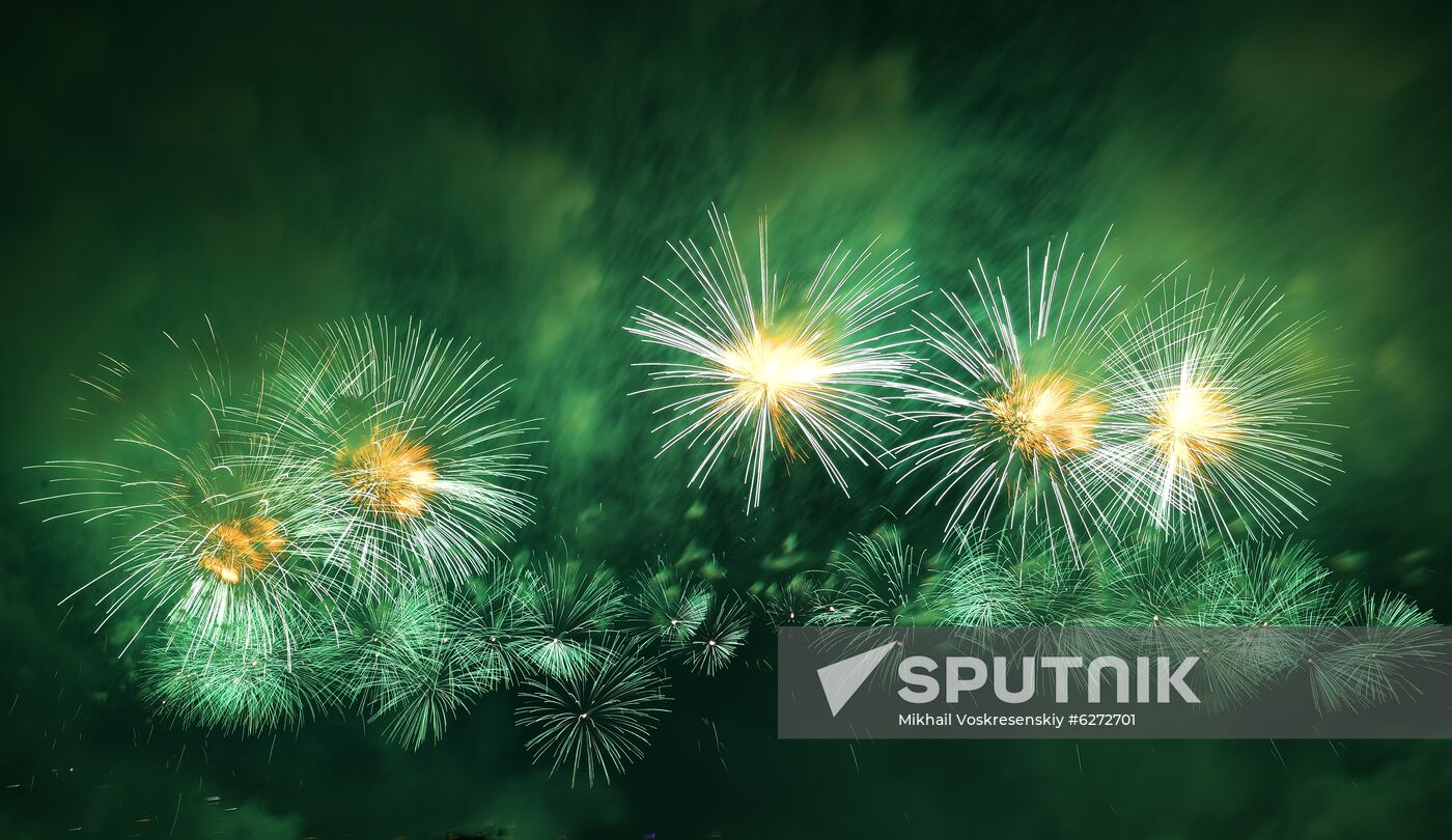Fireworks in Moscow marking 75th anniversary of Victory in World War II