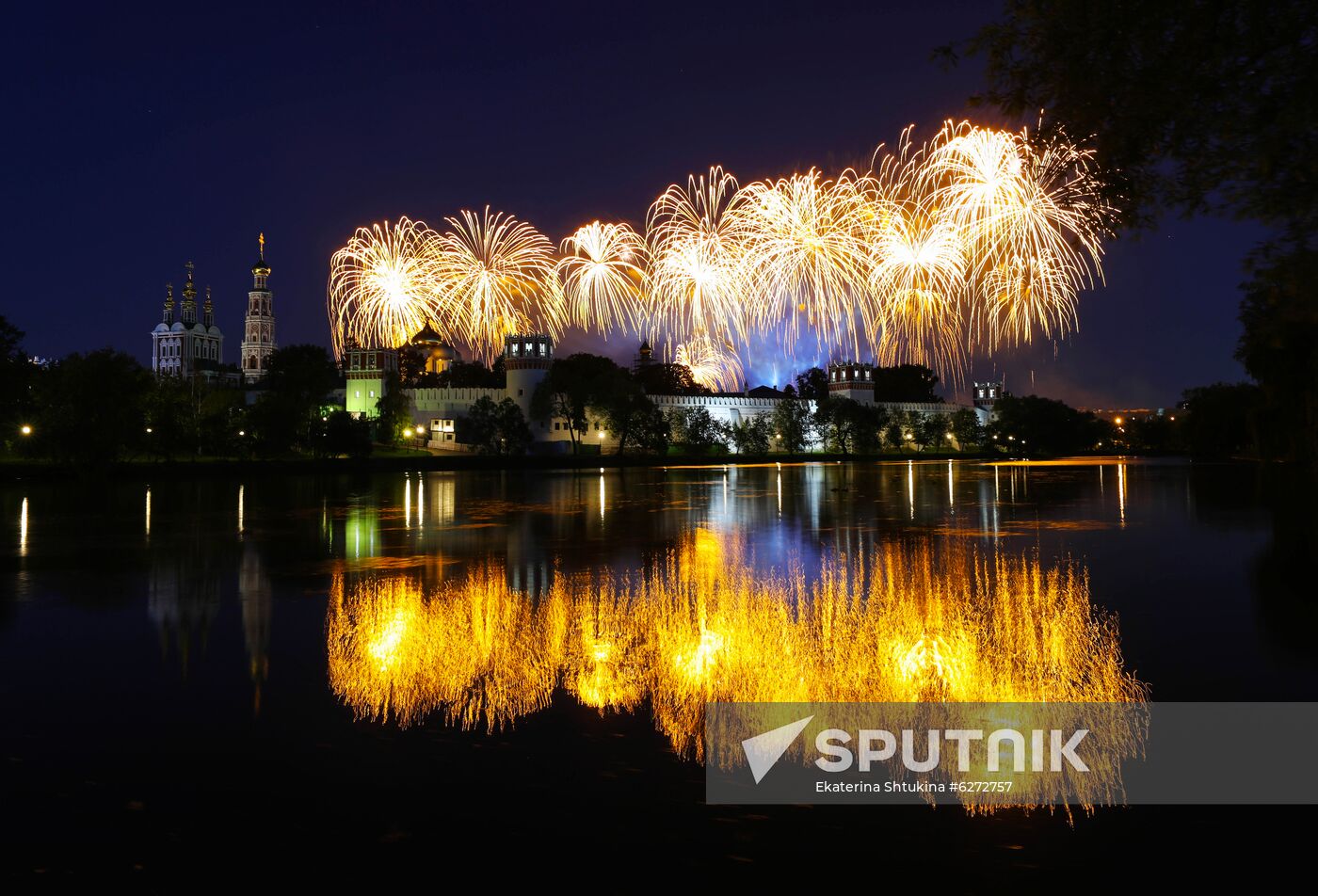 Fireworks in Moscow marking 75th anniversary of Victory in World War II
