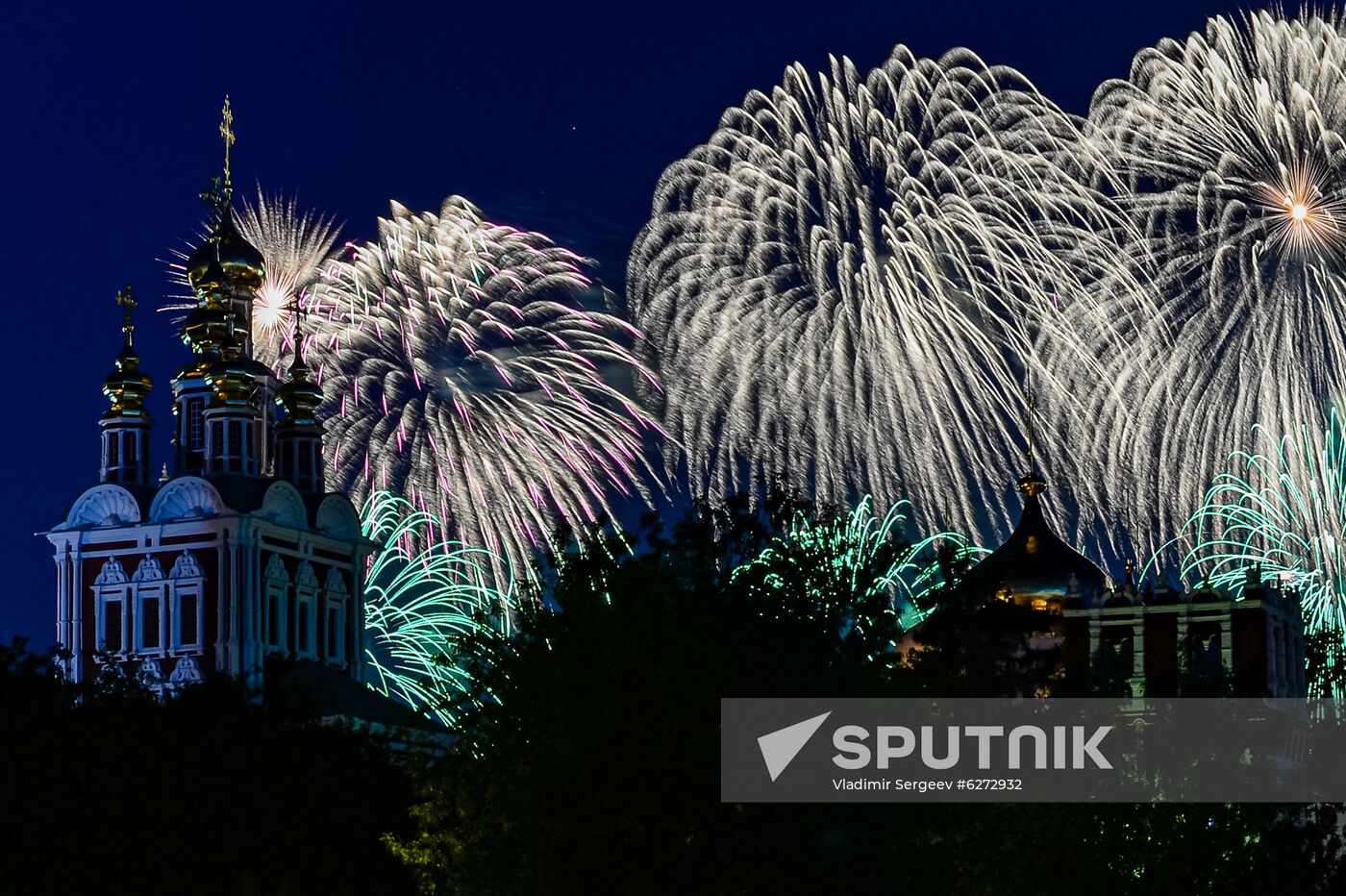 Fireworks in Moscow marking 75th anniversary of Victory in World War II