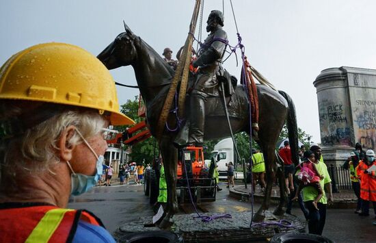 US Confederacy Monuments Removing