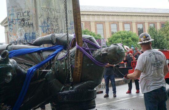 US Confederacy Monuments Removing