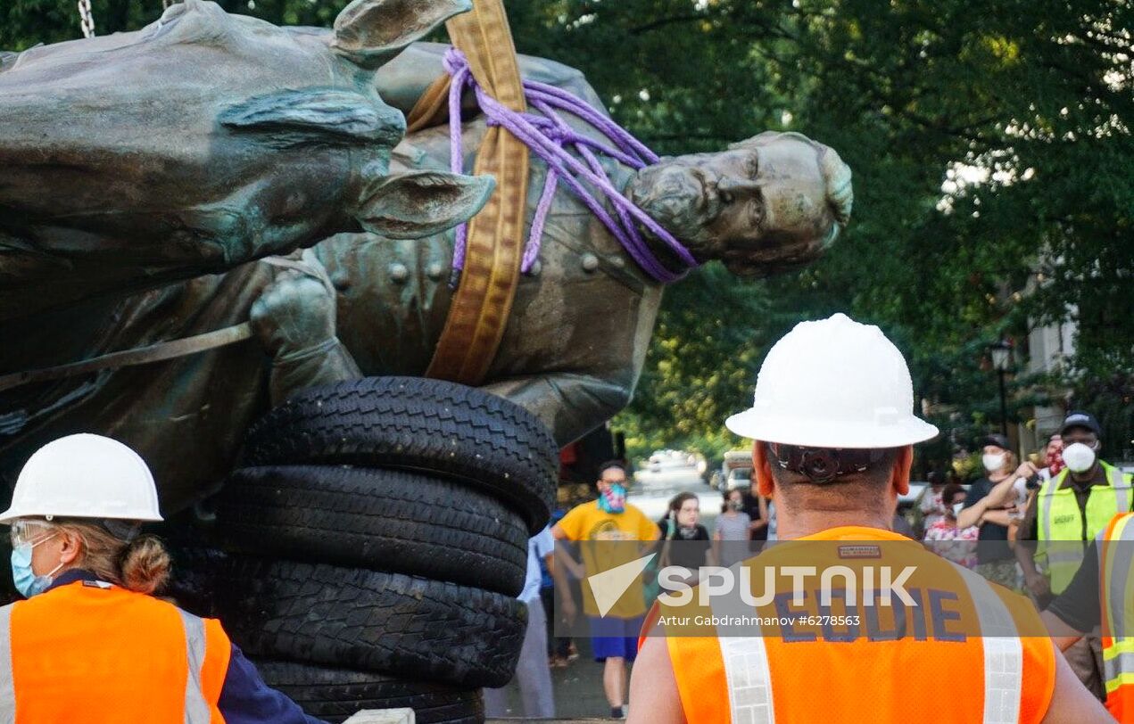 US Confederacy Monuments Removing
