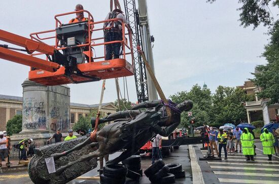 US Confederacy Monuments Removing