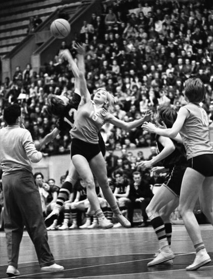 Basketball match between Soviet and US teams