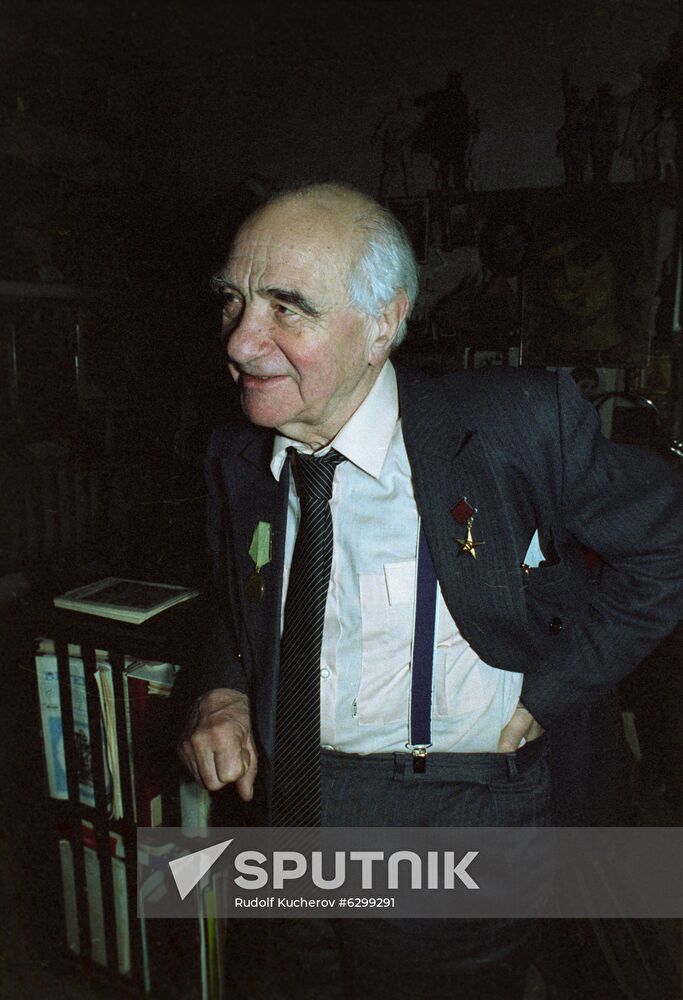 Sculptor Mikhail Anikushin