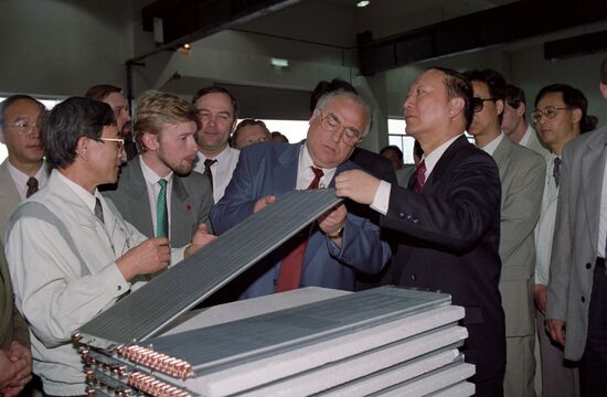Viktor Chernomyrdin visits China