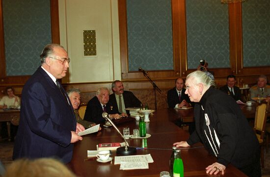 Viktor Chernomyrdin meets with members of artistic community
