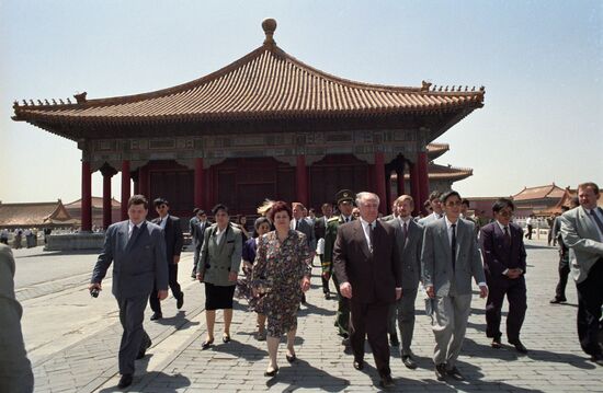 Viktor Chernomyrdin visits China