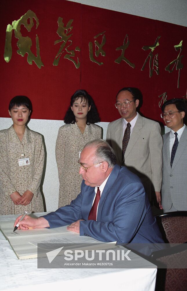 Viktor Chernomyrdin visits China